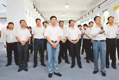 河南省委副書記、省長陳潤兒等省領(lǐng)導(dǎo)在鄭州航空港經(jīng)濟綜合實驗區(qū)智能終端(手機)產(chǎn)業(yè)園調(diào)研圖