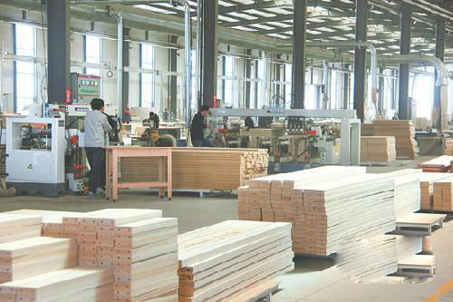 武威市涼州區招商引資項目——甘肅華一家具股份公司投資16億元建設的華一家具項目已建成投產。圖為生產車間一角。