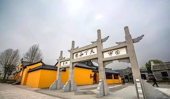 南京高淳椏溪國際慢城，游客乘坐高空熱氣球俯瞰油菜花海